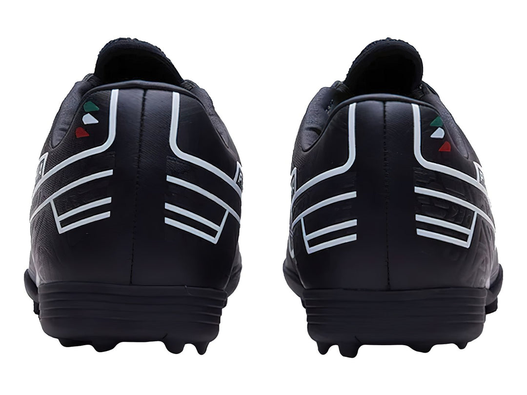 Zapato de fútbol Pirma Brasil color negro con detalles blancos y suela para pasto sintético.