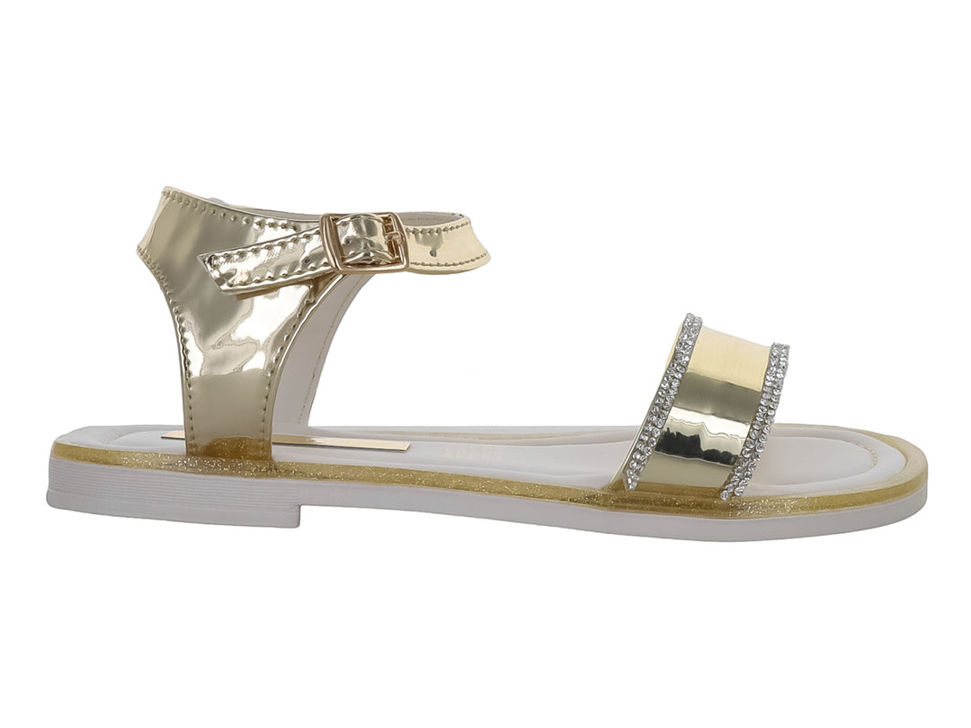 Sandalia plana color oro con detalles brillantes en la tira frontal y correa ajustable al tobillo.