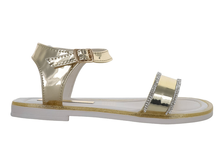 Sandalia plana color oro con detalles brillantes en la tira frontal y correa ajustable al tobillo.
