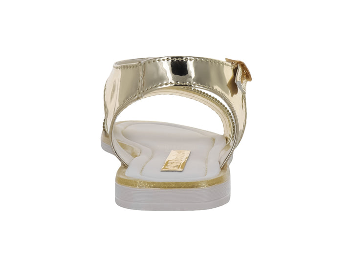 Sandalia plana color oro con detalles brillantes en la tira frontal y correa ajustable al tobillo.
