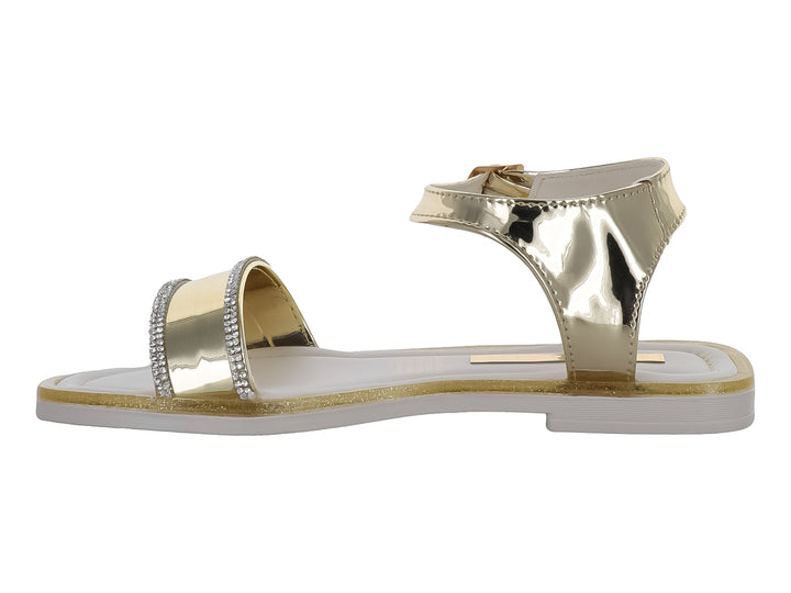 Sandalia plana color oro con detalles brillantes en la tira frontal y correa ajustable al tobillo.