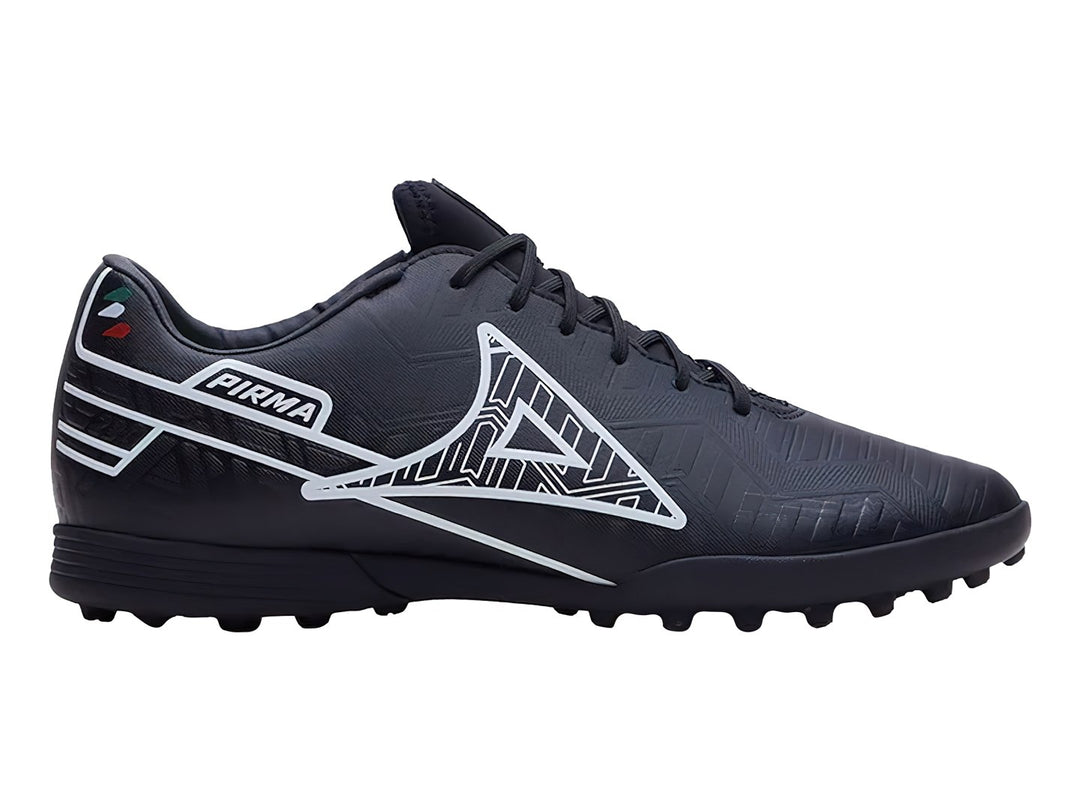 Calzado de fútbol Pirma color negro con detalles en blanco y suela de tacos.