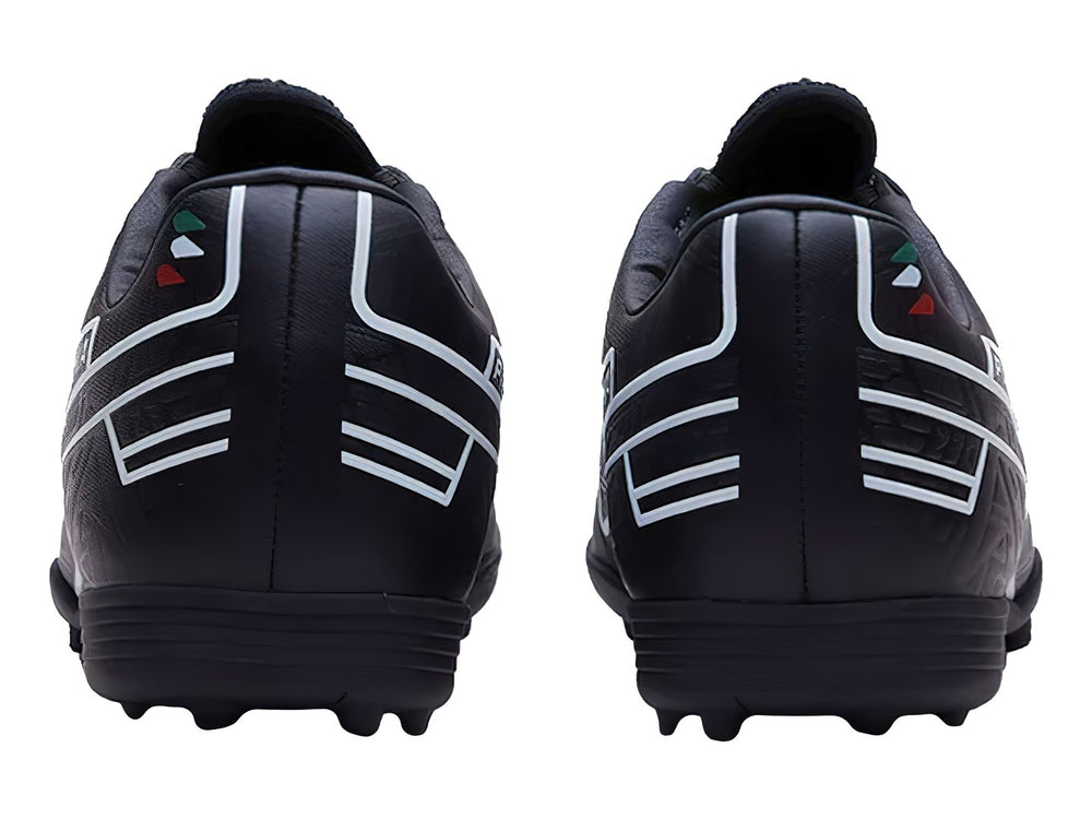 Calzado de fútbol Pirma color negro con detalles en blanco y suela de tacos.