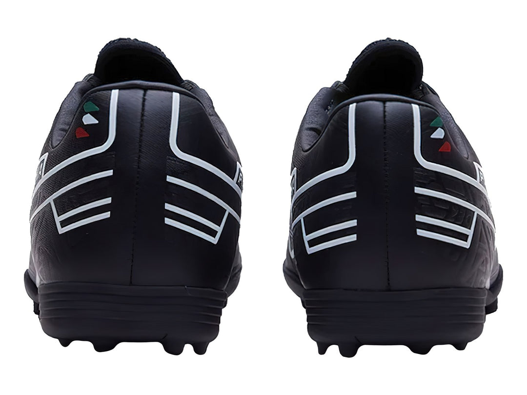 Calzado de fútbol Pirma color negro con detalles en blanco y suela de tacos.