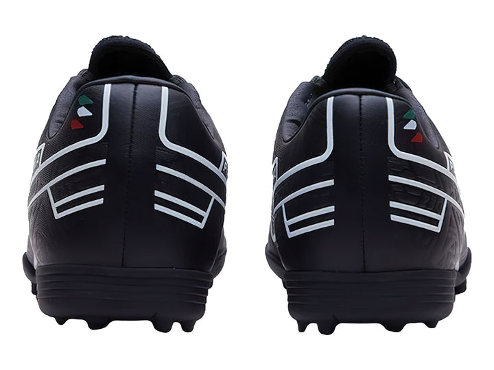 Calzado de fútbol Pirma color negro con detalles en blanco y suela de tacos.