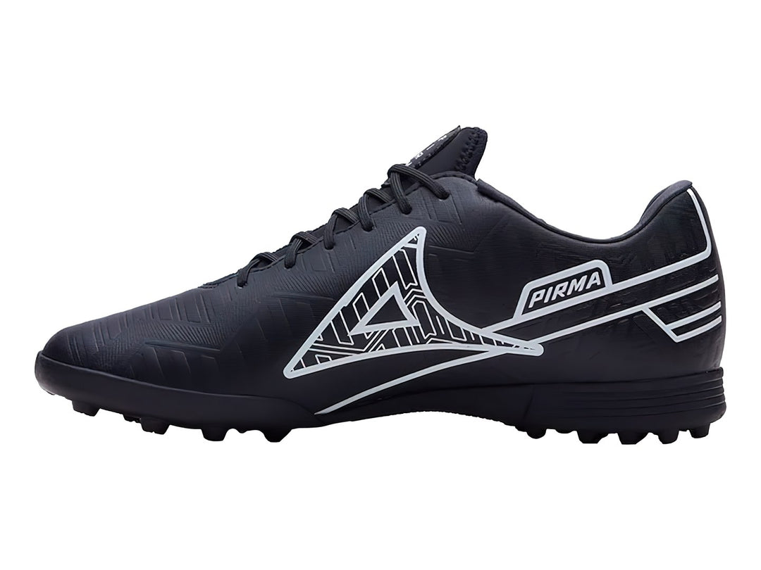 Calzado de fútbol Pirma color negro con detalles en blanco y suela de tacos.