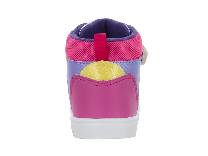 Tenis infantiles de bota en colores blanco, fucsia y morado con detalle de estrella amarilla y cierre de velcro.