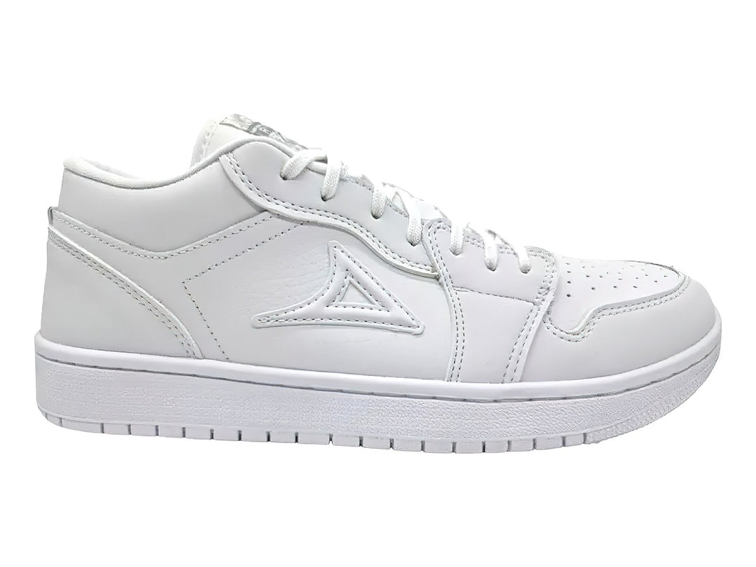 Tenis deportivos Pirma Brasil en color blanco total con suela blanca y agujetas coordinadas.