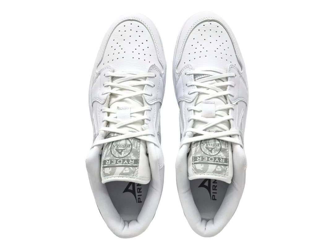 Tenis deportivos Pirma Brasil en color blanco total con suela blanca y agujetas coordinadas.