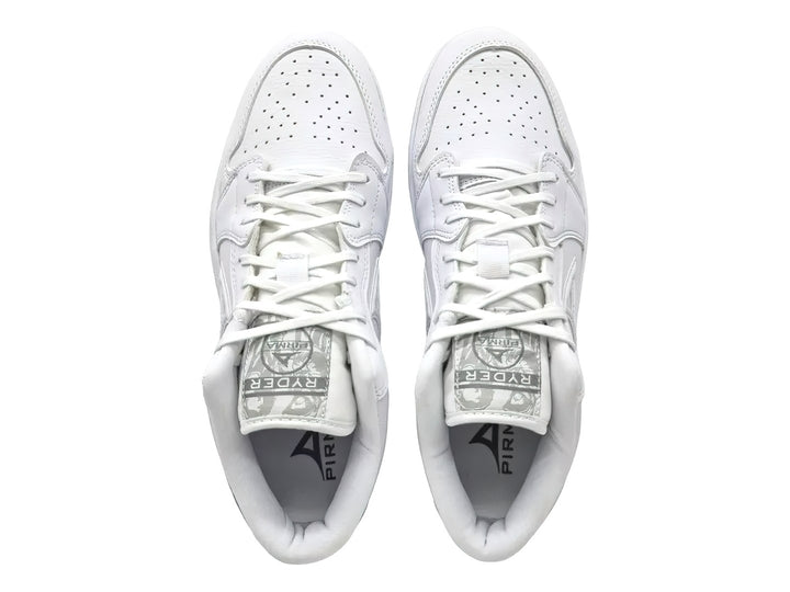 Tenis deportivos Pirma Brasil en color blanco total con suela blanca y agujetas coordinadas.