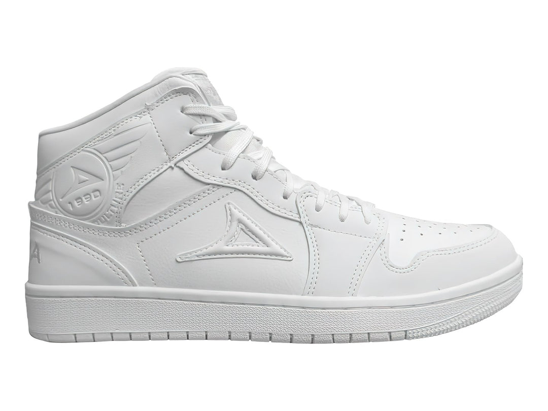 Tenis deportivos de bota color blanco con suela blanca y cordones.