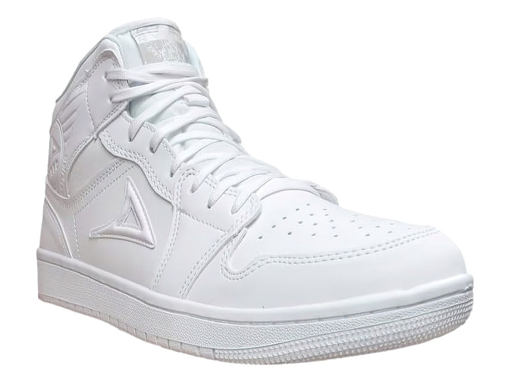 Tenis deportivos de bota color blanco con suela blanca y cordones.