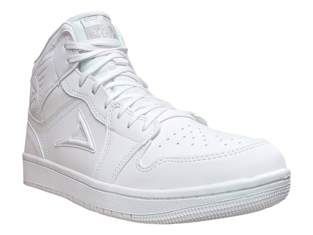 Tenis deportivos de bota color blanco con suela blanca y cordones.