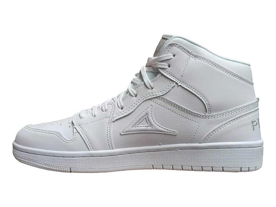 Tenis deportivos de bota color blanco con suela blanca y cordones.