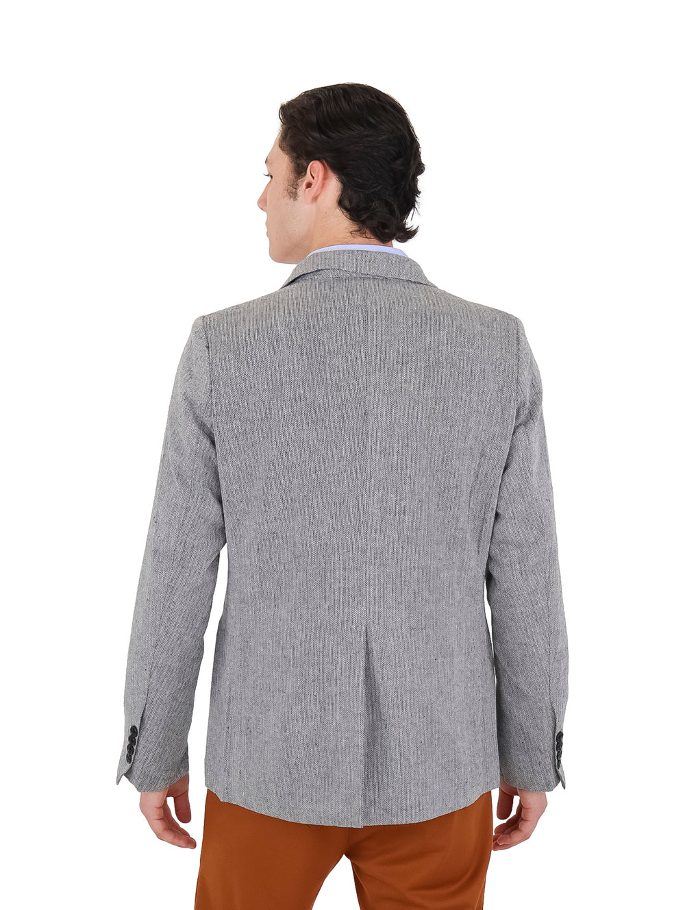 Hombre vistiendo un saco casual de color gris con botones negros.