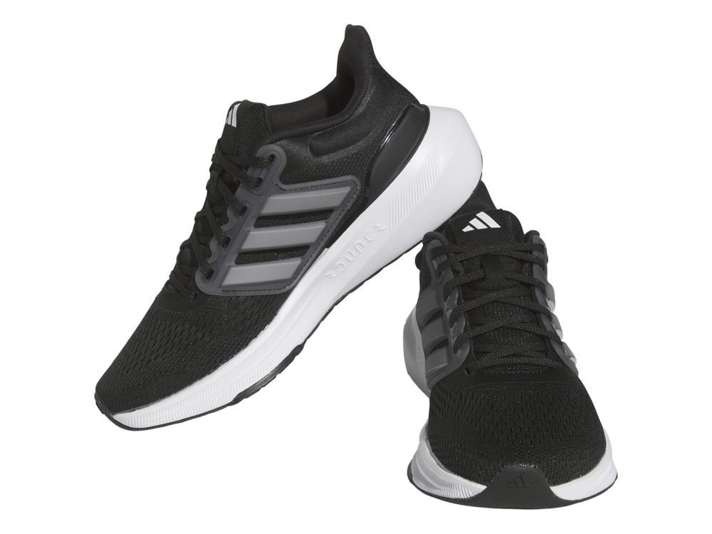 Tenis deportivos Adidas Ultrabounce en color negro con suela blanca y detalles grises para niño.