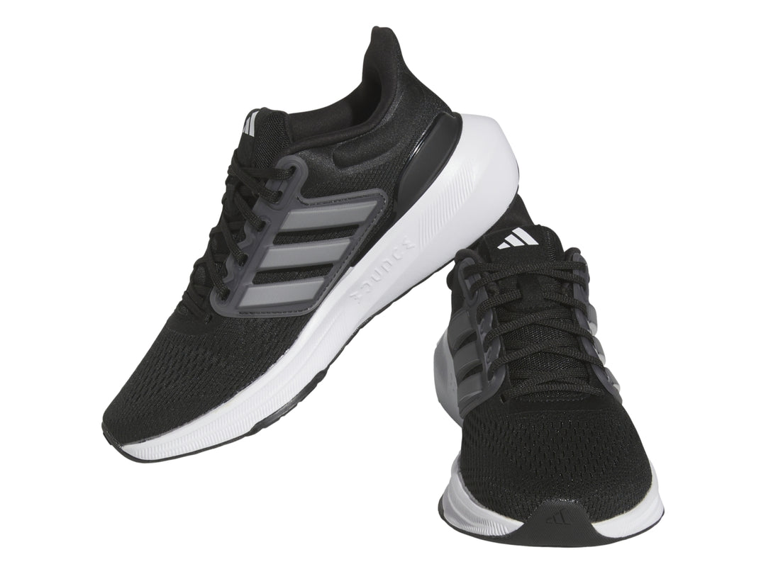 Tenis deportivos Adidas Ultrabounce en color negro con suela blanca y detalles grises para niño.
