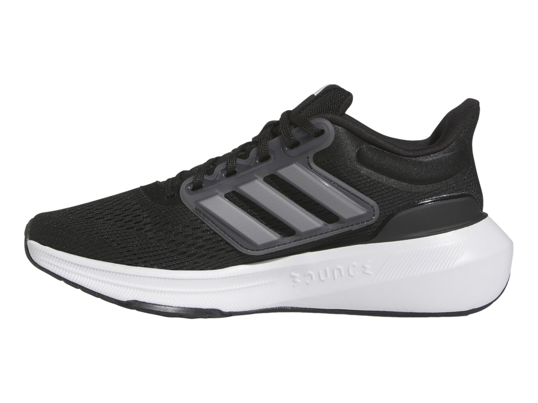 Tenis deportivos Adidas Ultrabounce en color negro con suela blanca y detalles grises para niño.