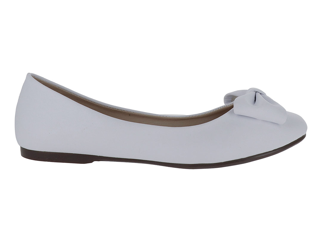 Zapato plano color blanco para mujer con detalle de moño decorativo en la parte frontal.