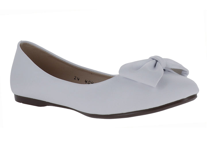 Zapato plano color blanco para mujer con detalle de moño decorativo en la parte frontal.