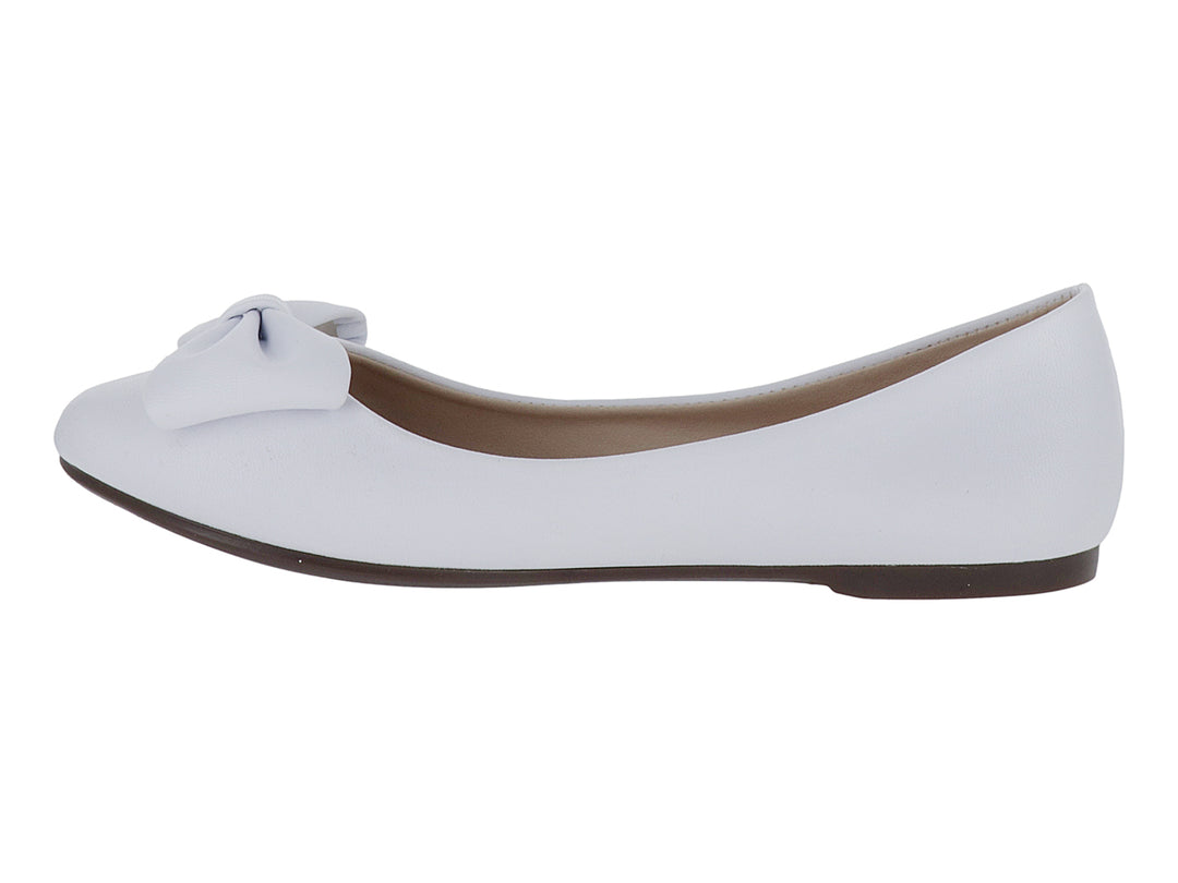 Zapato plano color blanco para mujer con detalle de moño decorativo en la parte frontal.