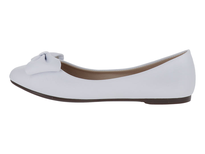 Zapato plano color blanco para mujer con detalle de moño decorativo en la parte frontal.