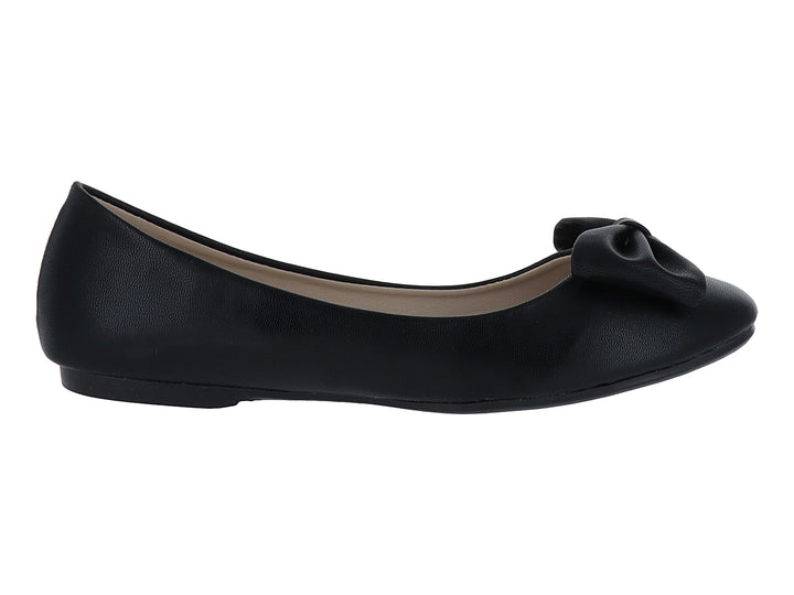 Zapato plano color negro para mujer con detalle de moño en la punta y textura de piel.