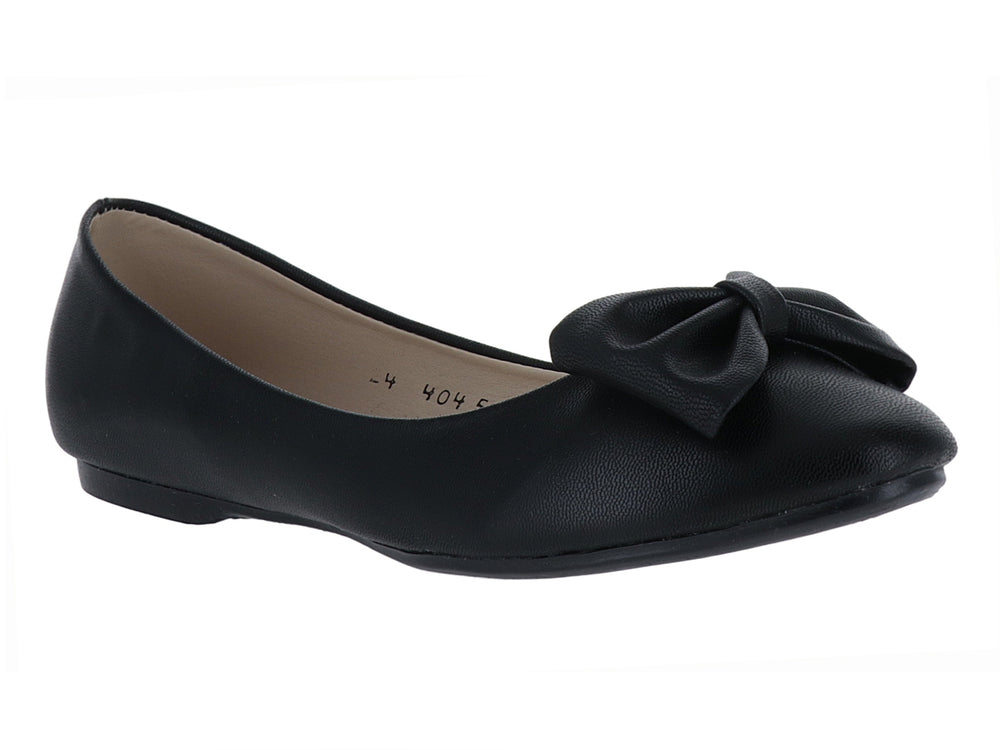 Zapato plano color negro para mujer con detalle de moño en la punta y textura de piel.
