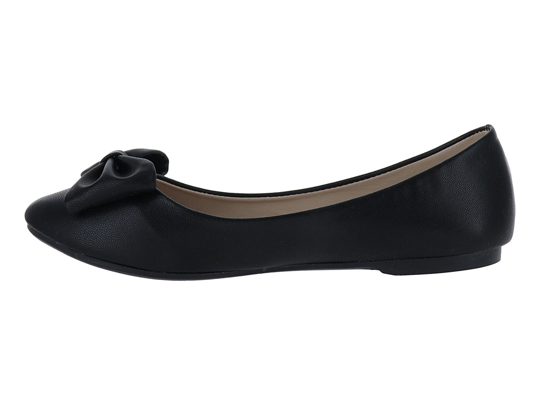 Zapato plano color negro para mujer con detalle de moño en la punta y textura de piel.