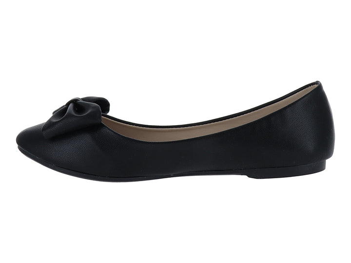 Zapato plano color negro para mujer con detalle de moño en la punta y textura de piel.