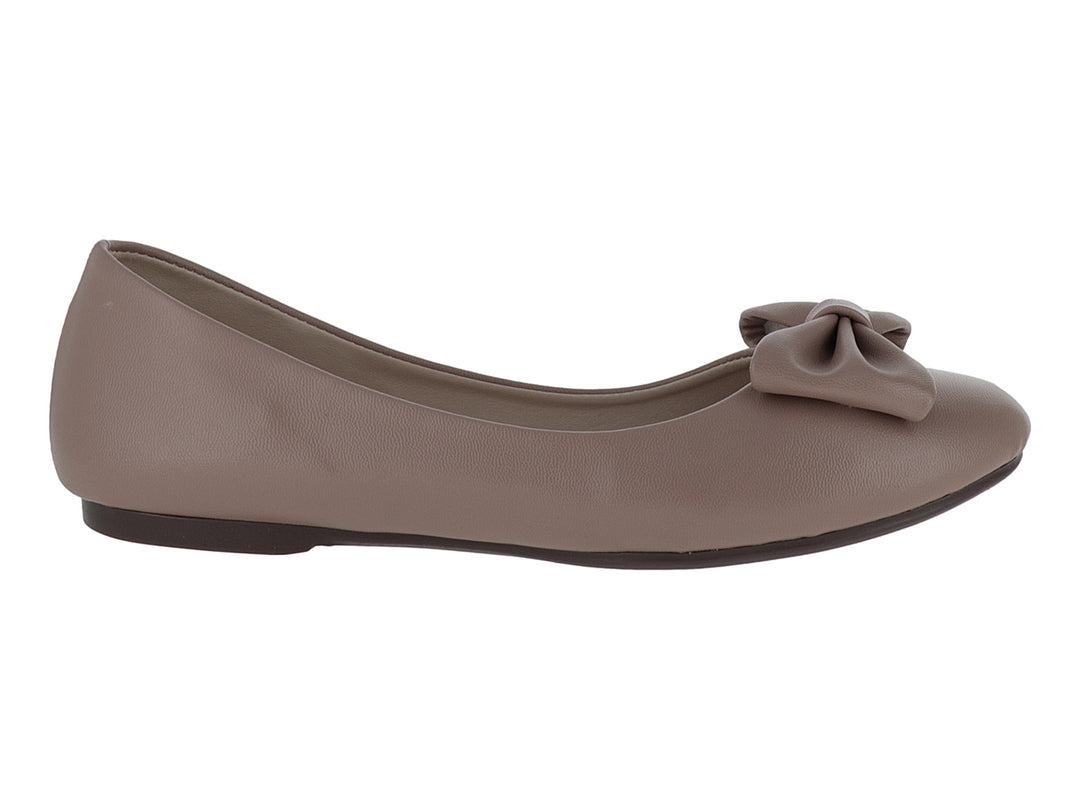 Zapato plano tipo ballerina color maquillaje con detalle de moño en la punta.