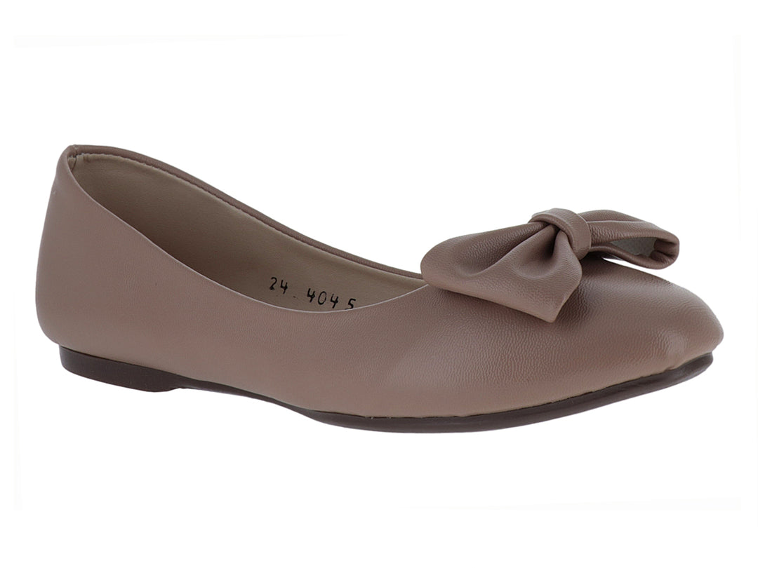 Zapato plano tipo ballerina color maquillaje con detalle de moño en la punta.