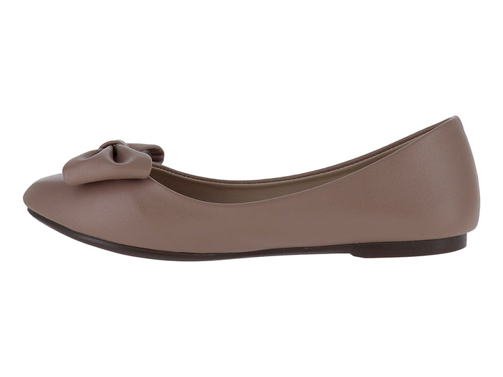 Zapato plano tipo ballerina color maquillaje con detalle de moño en la punta.