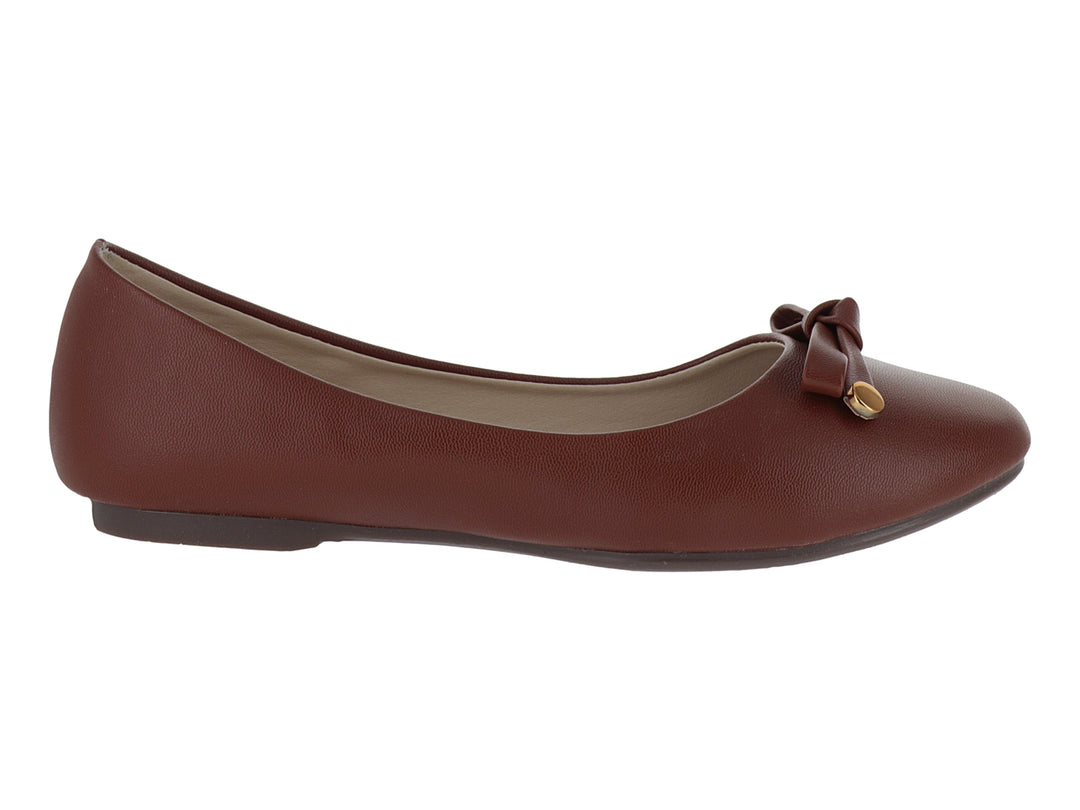 Zapato plano color tan para mujer con detalle de moño y pequeño adorno dorado en la punta.