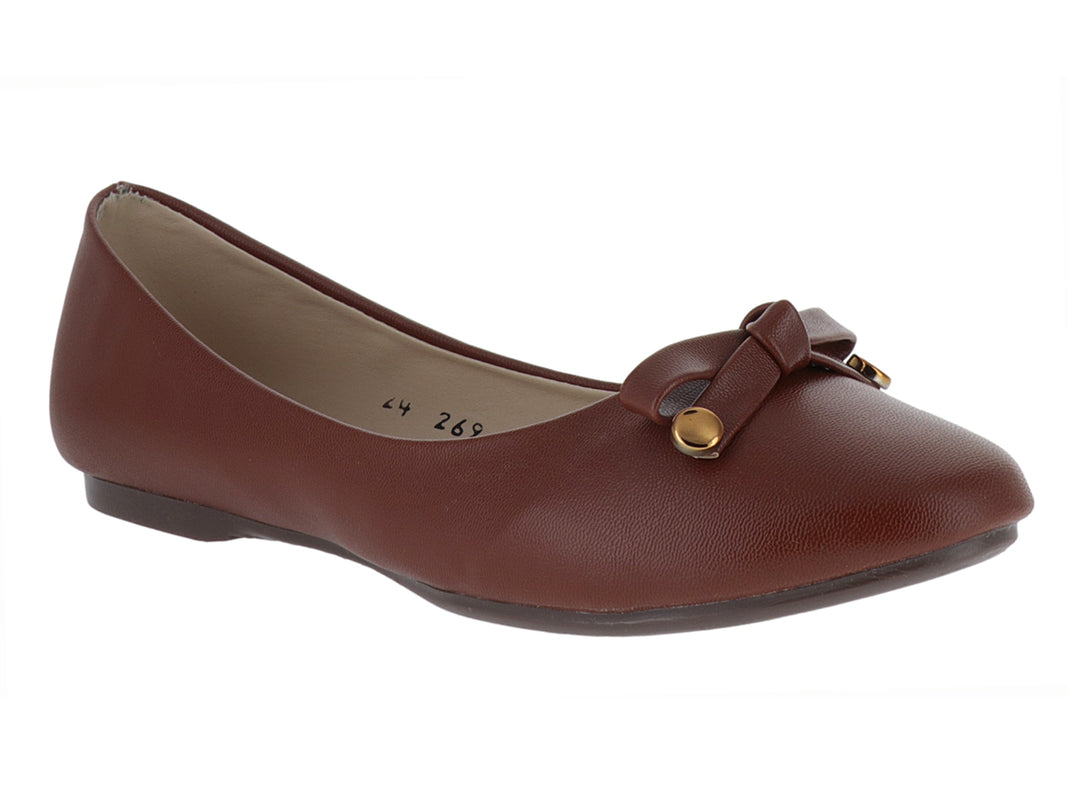 Zapato plano color tan para mujer con detalle de moño y pequeño adorno dorado en la punta.