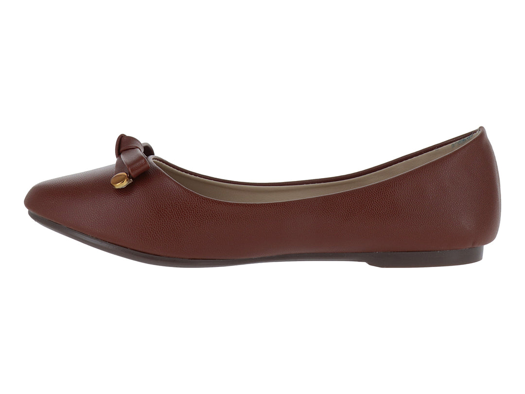 Zapato plano color tan para mujer con detalle de moño y pequeño adorno dorado en la punta.