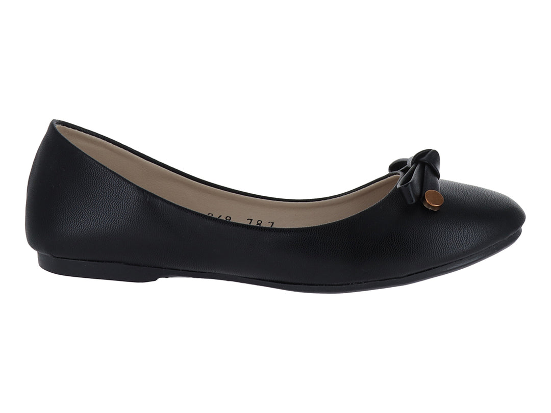 Zapato plano color negro para mujer con detalle de moño y botón dorado en la punta.