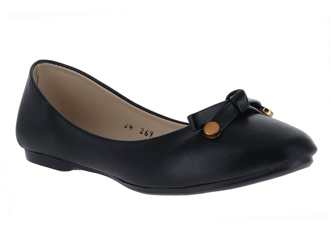Zapato plano color negro para mujer con detalle de moño y botón dorado en la punta.