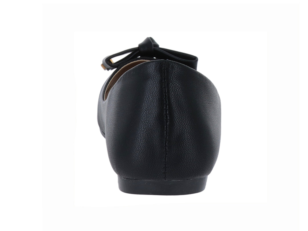 Zapato plano color negro para mujer con detalle de moño y botón dorado en la punta.