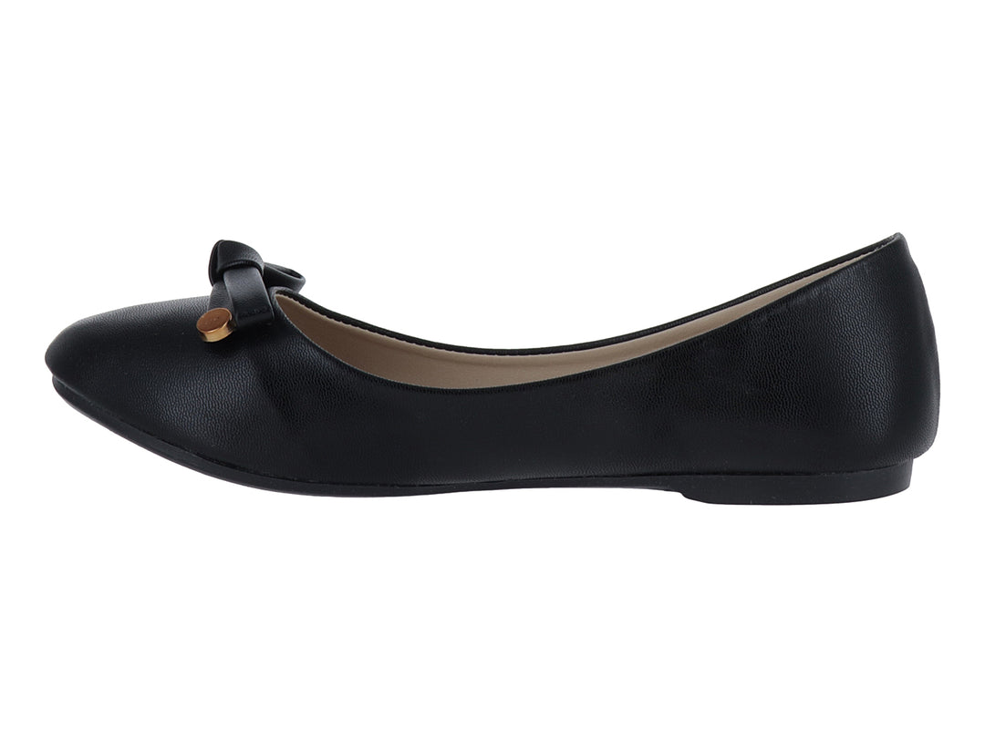 Zapato plano color negro para mujer con detalle de moño y botón dorado en la punta.