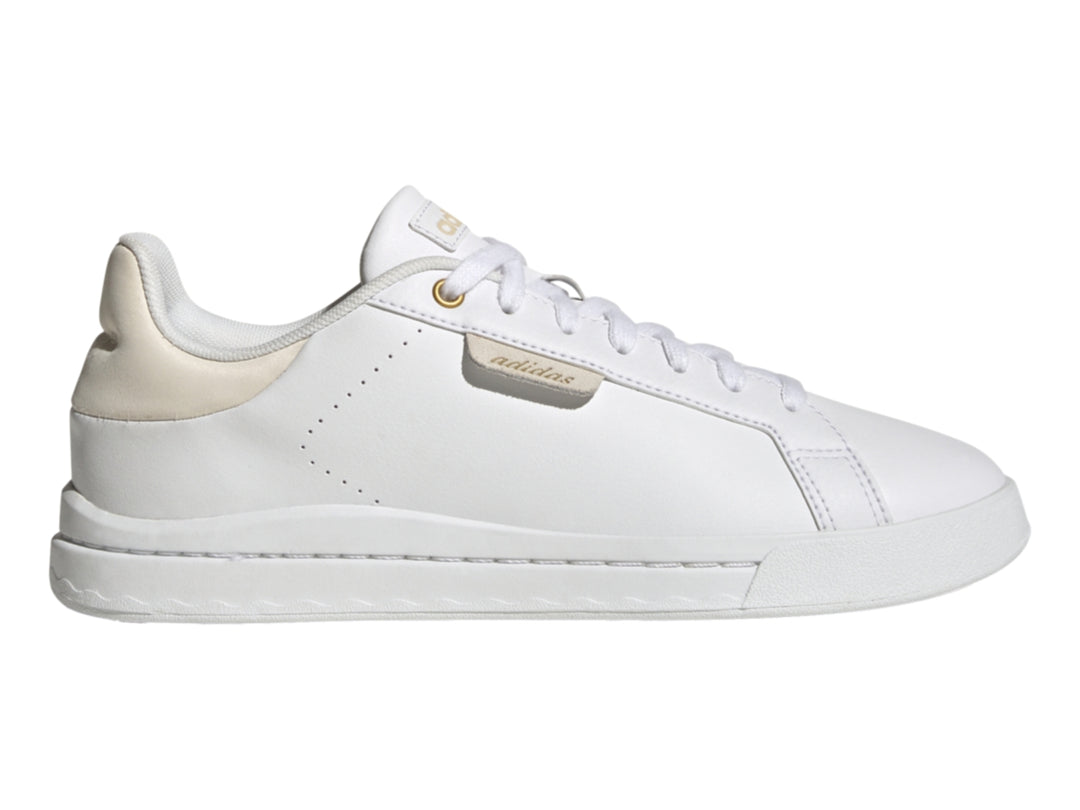 Tenis Adidas Court Silk en color blanco con detalles en beige y suela blanca.