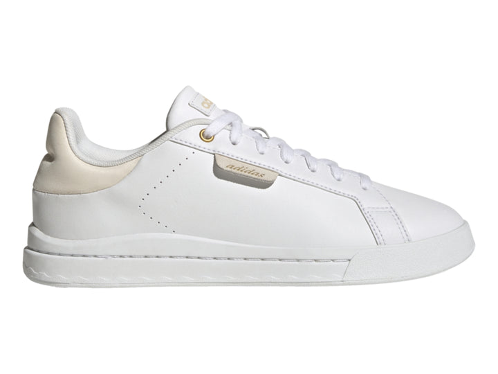 Tenis Adidas Court Silk en color blanco con detalles en beige y suela blanca.