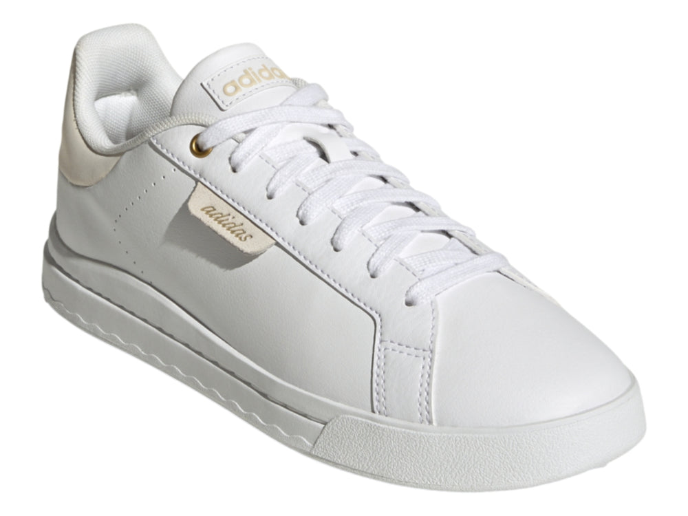Tenis Adidas Court Silk en color blanco con detalles en beige y suela blanca.