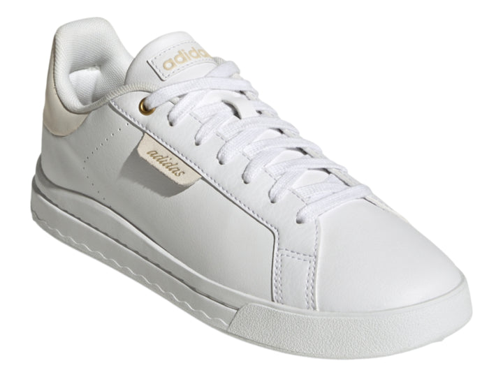 Tenis Adidas Court Silk en color blanco con detalles en beige y suela blanca.