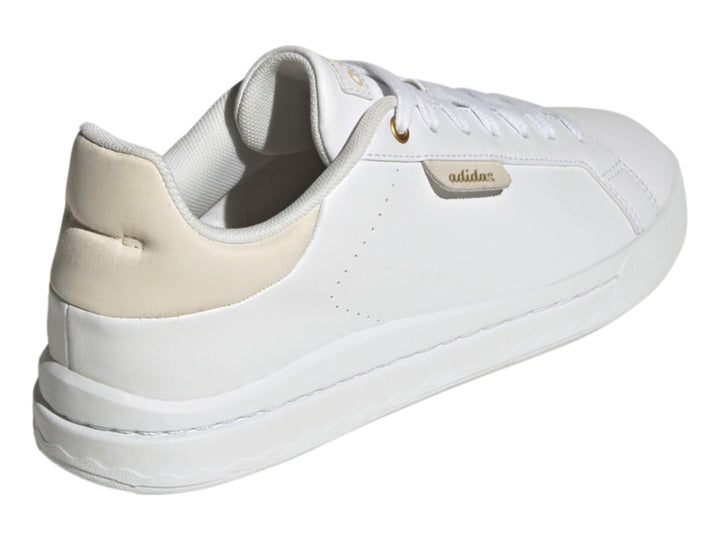 Tenis Adidas Court Silk en color blanco con detalles en beige y suela blanca.