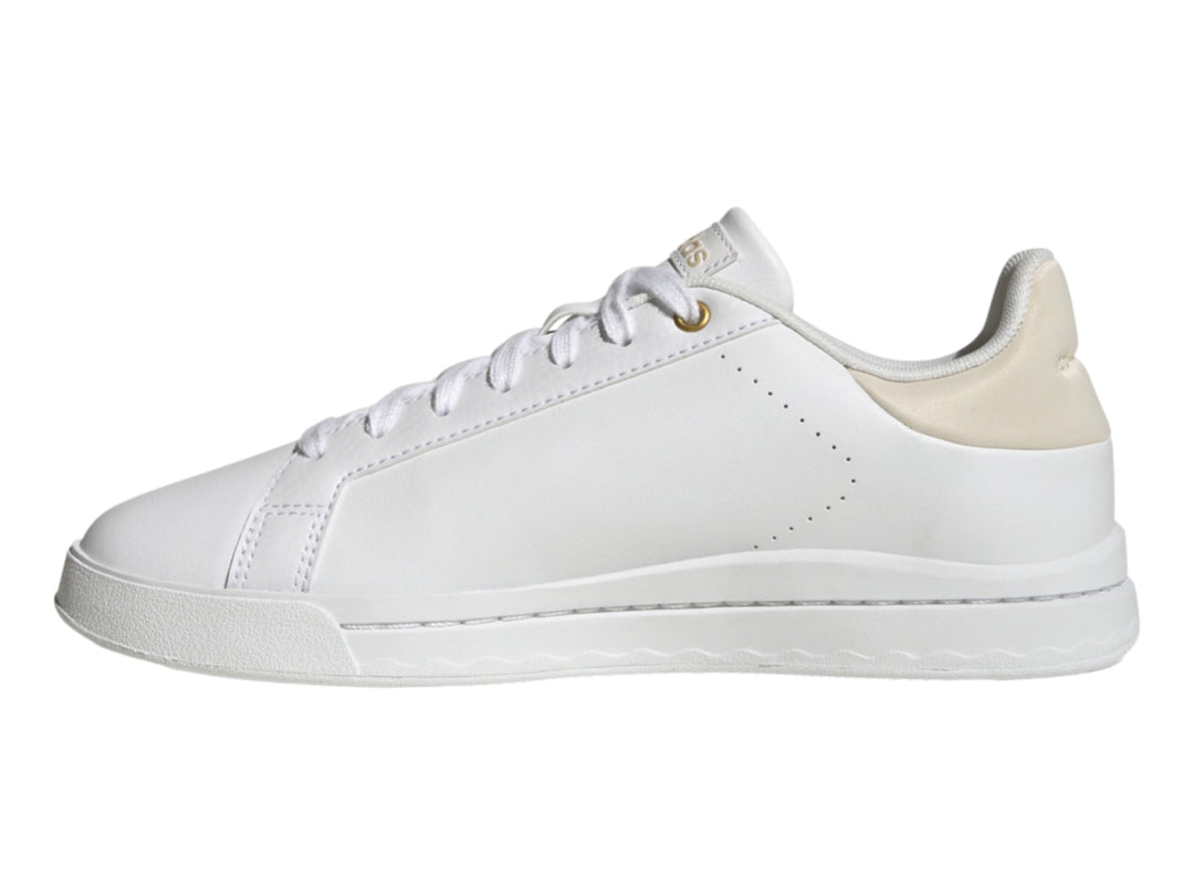 Tenis Adidas Court Silk en color blanco con detalles en beige y suela blanca.