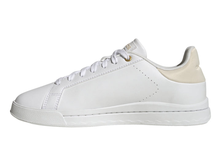 Tenis Adidas Court Silk en color blanco con detalles en beige y suela blanca.