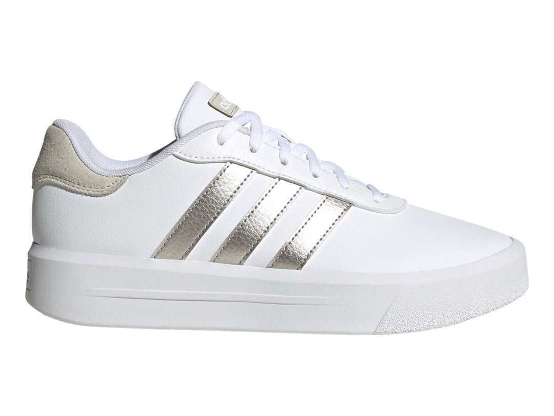 Tenis Adidas Court Platform en color blanco con tres franjas laterales en dorado metálico y suela de plataforma blanca.