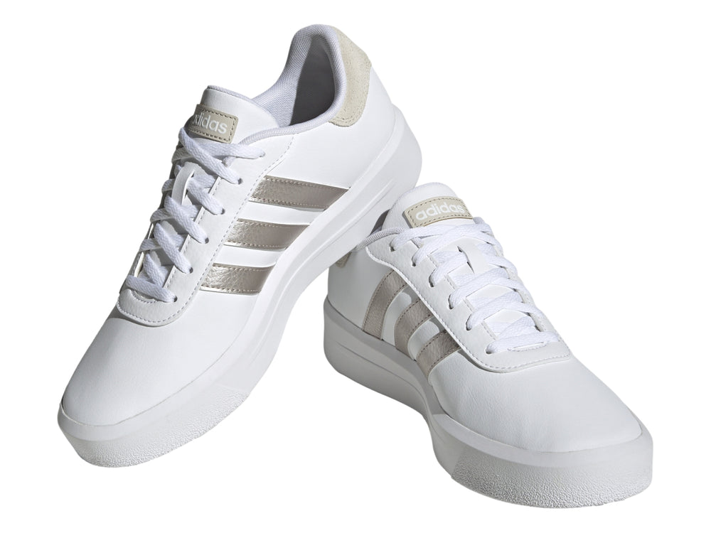 Tenis Adidas Court Platform en color blanco con tres franjas laterales en dorado metálico y suela de plataforma blanca.