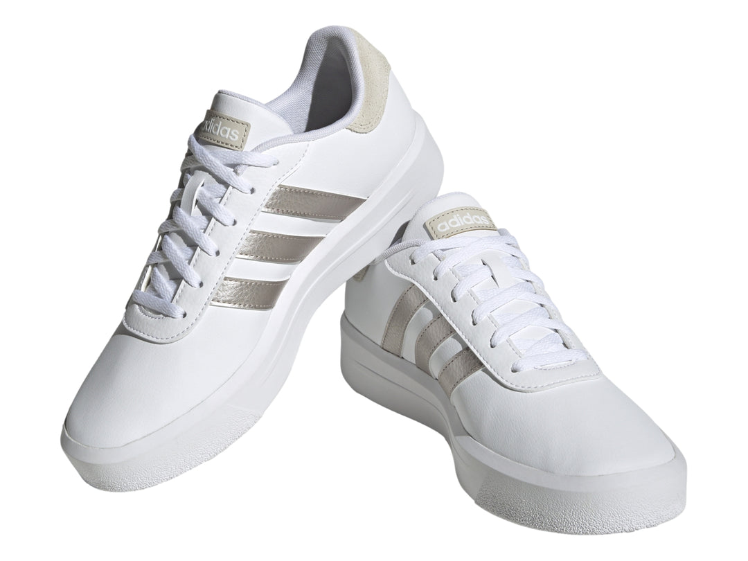 Tenis Adidas Court Platform en color blanco con tres franjas laterales en dorado metálico y suela de plataforma blanca.